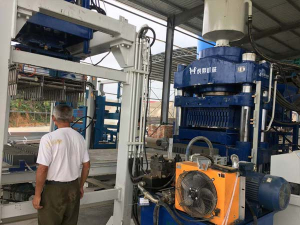 蒸壓磚自動(dòng)液壓機(jī) 虎鼎粉煤灰灰砂磚機(jī)客戶現(xiàn)場