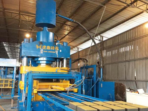 砂基透水磚機(jī)生產(chǎn)現(xiàn)場 砂基透水磚設(shè)備生產(chǎn)線