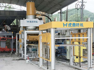 PC仿石磚機(jī)客戶現(xiàn)場生產(chǎn)混凝土仿石磚機(jī)