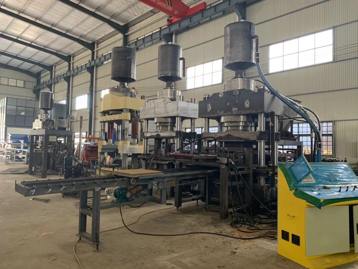 虎鼎靜壓磚機(jī)車間調(diào)試